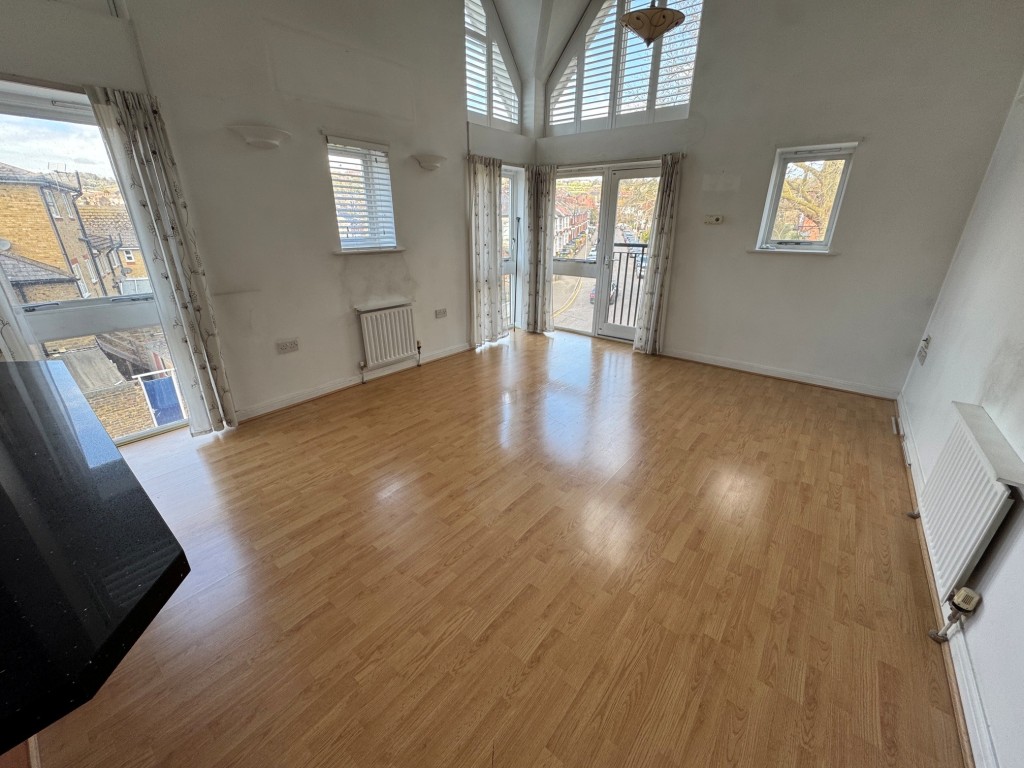 Lot: 15 - TWO-BEDROOM APARTMENT - Living room